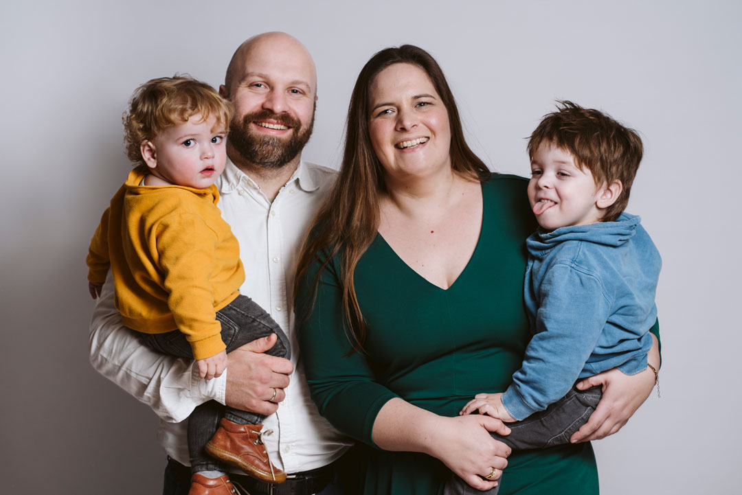 Bis zum Mond und wieder zurueck: Familienfotografie in Hilden: Eltern mit zwei Jungen im Studio Eltern mit zwei Jungen im Studio vor weissem Hintergrund.
