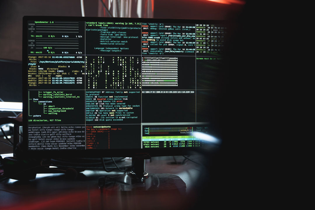 Kinderfotografie und die Herausforderungen der Privatsphäre 1 Ein Monitor mit Codeelementen und einer schemenhaften Figur