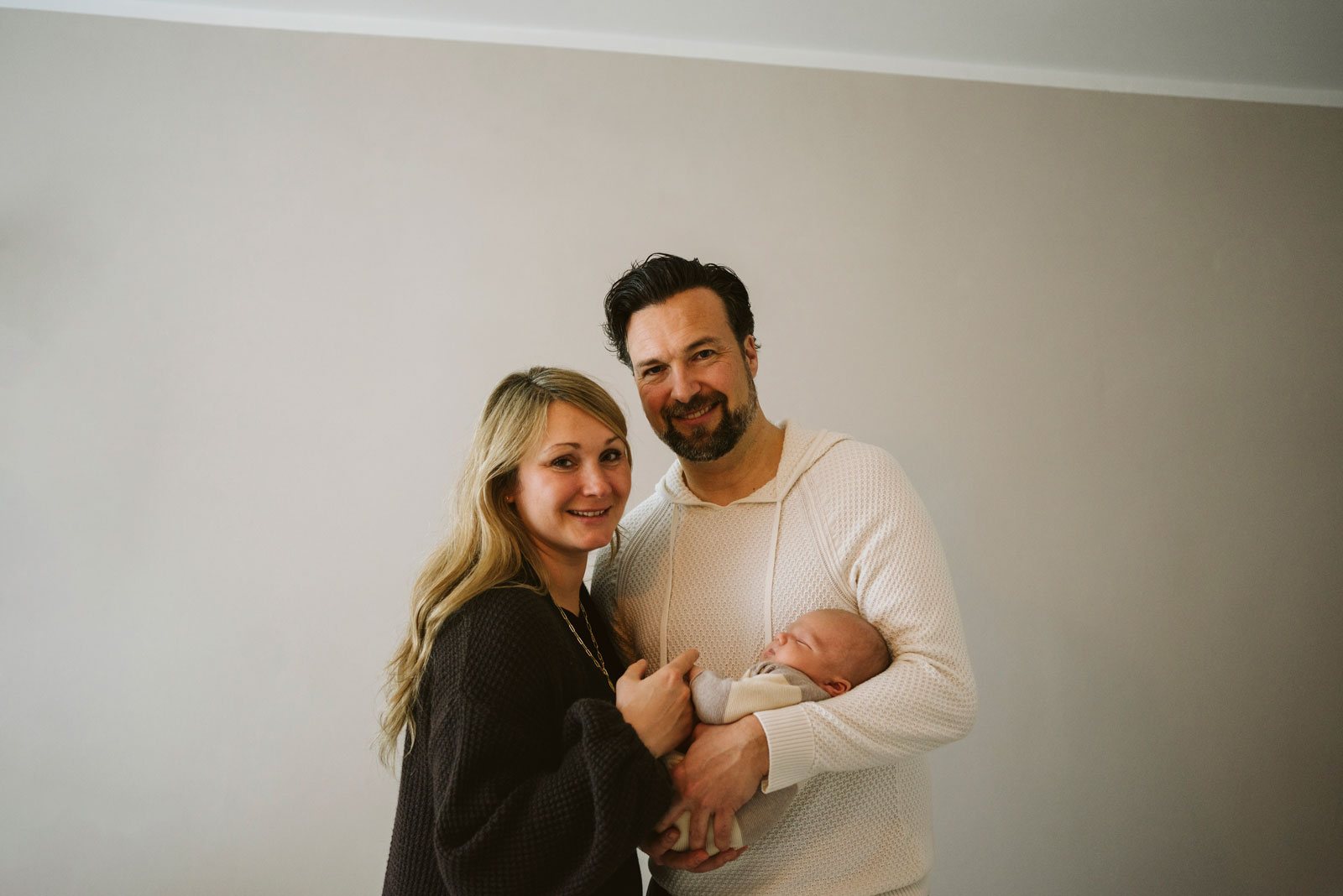 Eltern mit ihrem neugeborenem Baby