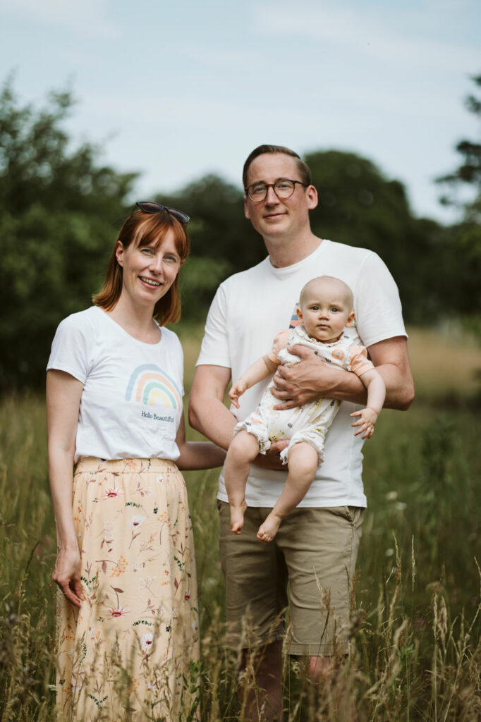 Junge Familie in einem sommerlichen Feld