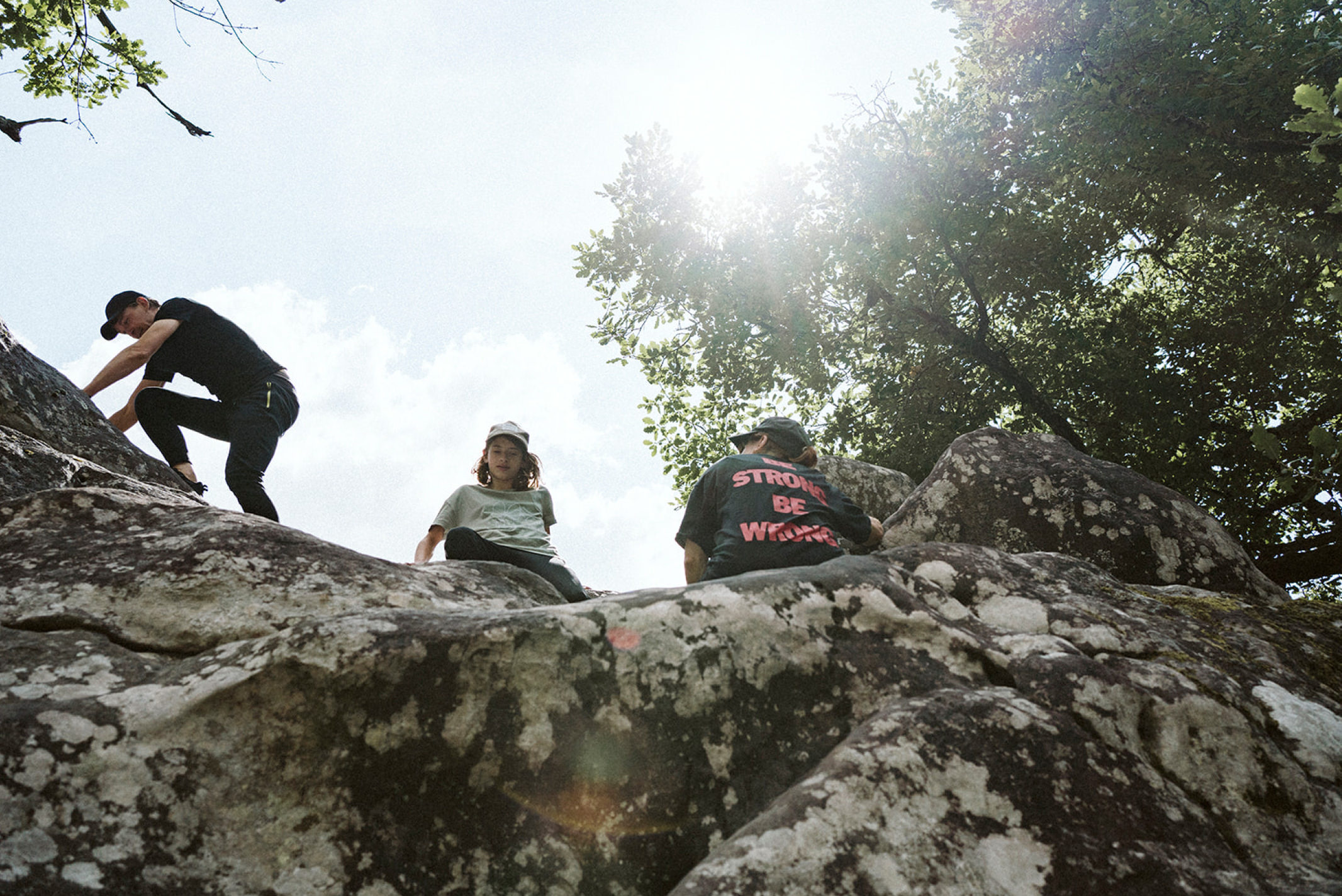 Parkour Fontainebleau 2025 – Jugendliche augf einem Felsen im Gegenlicht