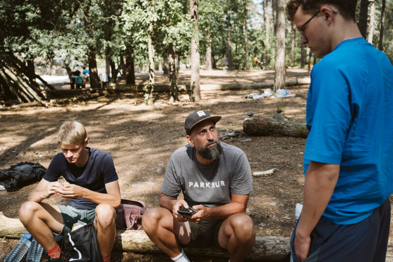 Besprechungen bei ParkourOnE von letzten Details im Wald.